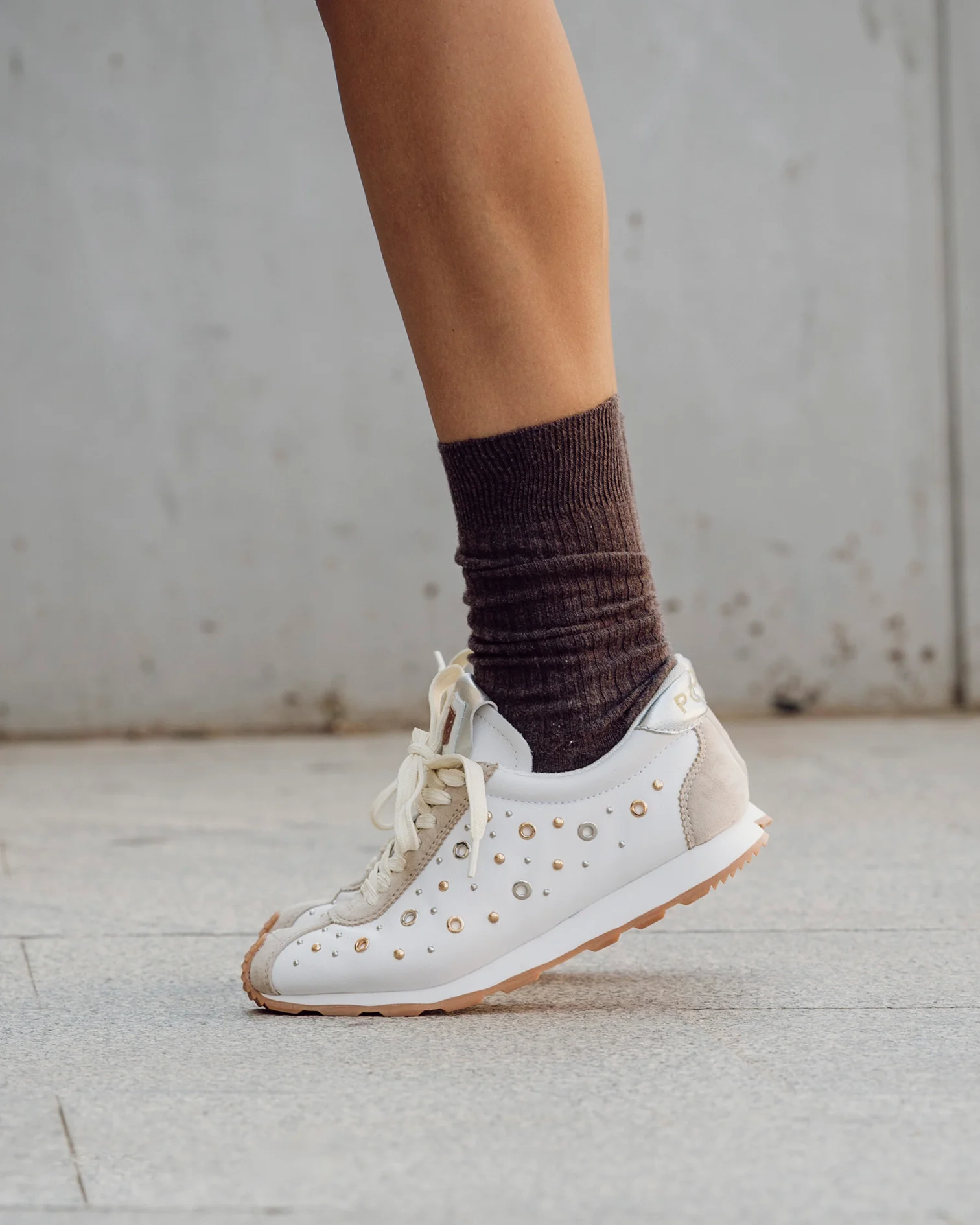 Zapatilla Inara Tachuelas Blanco - Image 3