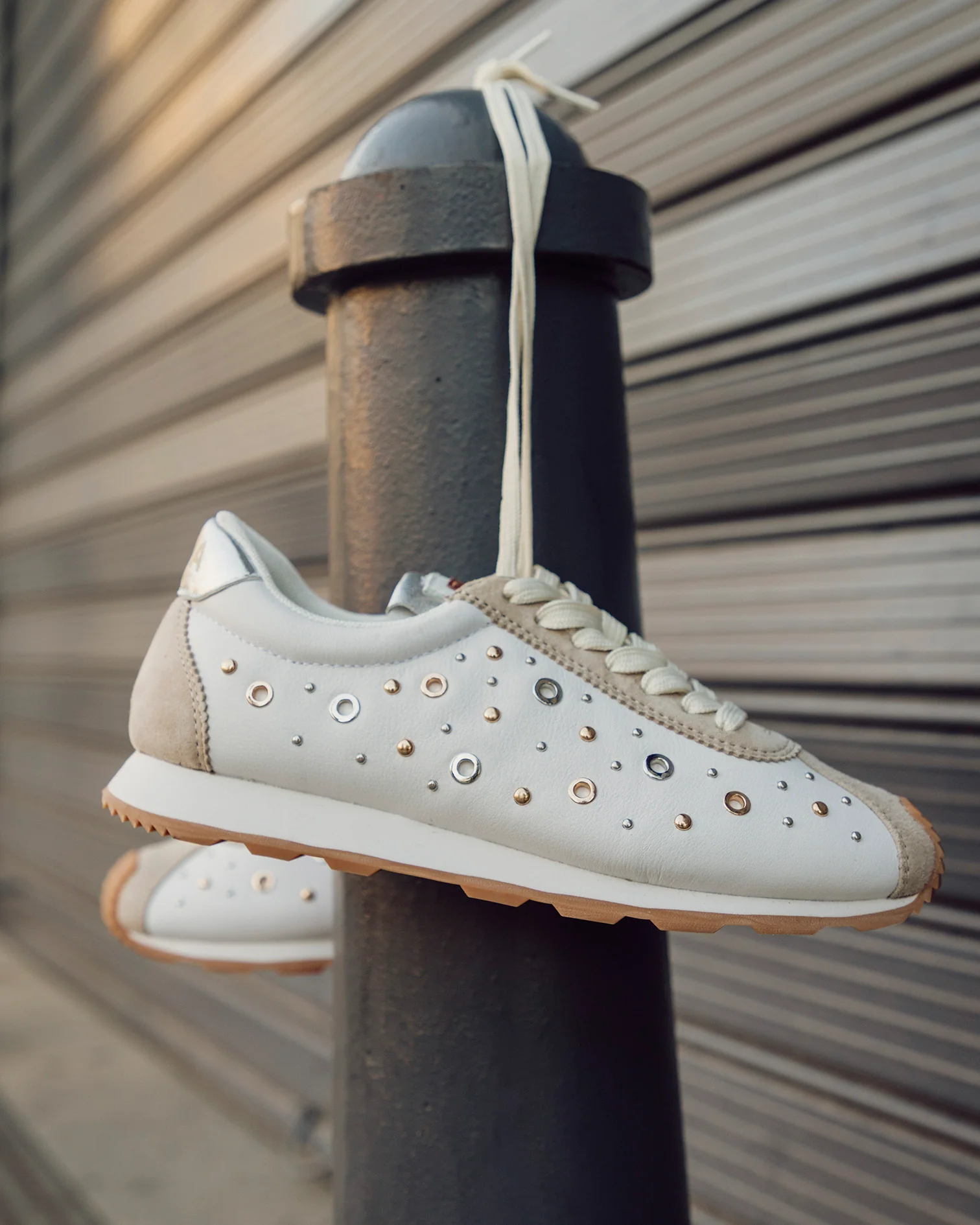 Zapatilla Inara Tachuelas Blanco - Image 9