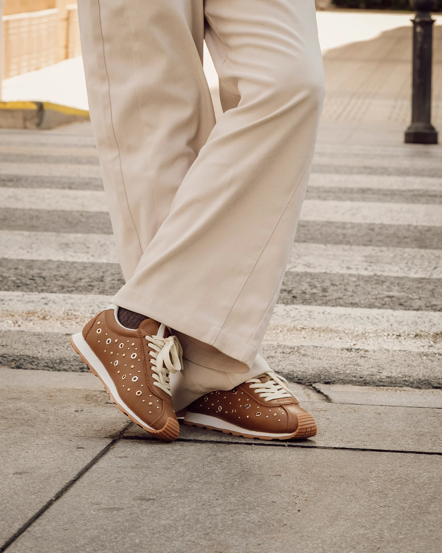 Zapatilla Inara Tachuelas Cuero - Image 10