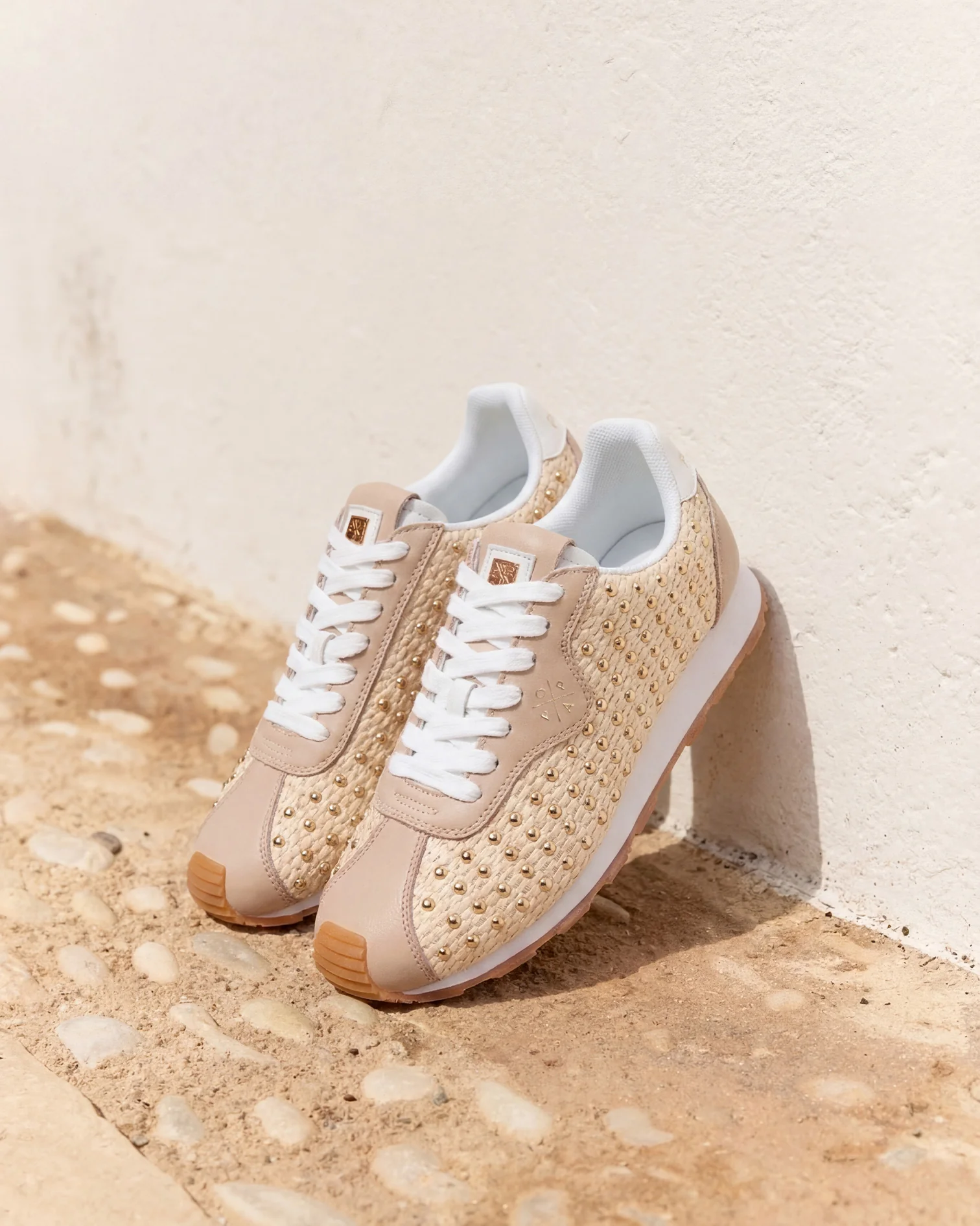 Zapatilla Kira Tachas Beige - Image 6